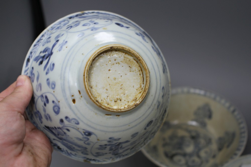 Five Chinese Ming blue and white bowls, 15th-16th century, diameter 15.5cm (1), 15cm (3) and 10cm (smallest)